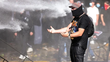 Totalni haos u Albaniji: Demonstranti u Tirani uklonili klupe na kojima je Rama ostavio pozivnice na dijalog