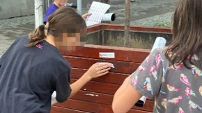 Sramota u Vranju! Deca lepe političke nalepnice po gradu: Ko je maloletnicima dao materijal „Studenti pobeđuju“?!