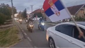 Kolone automobila i srpske trobojke zapalile Bač: Spektakularna podrška listi „Aleksandar Vučić – Ujedinjena Srbija“