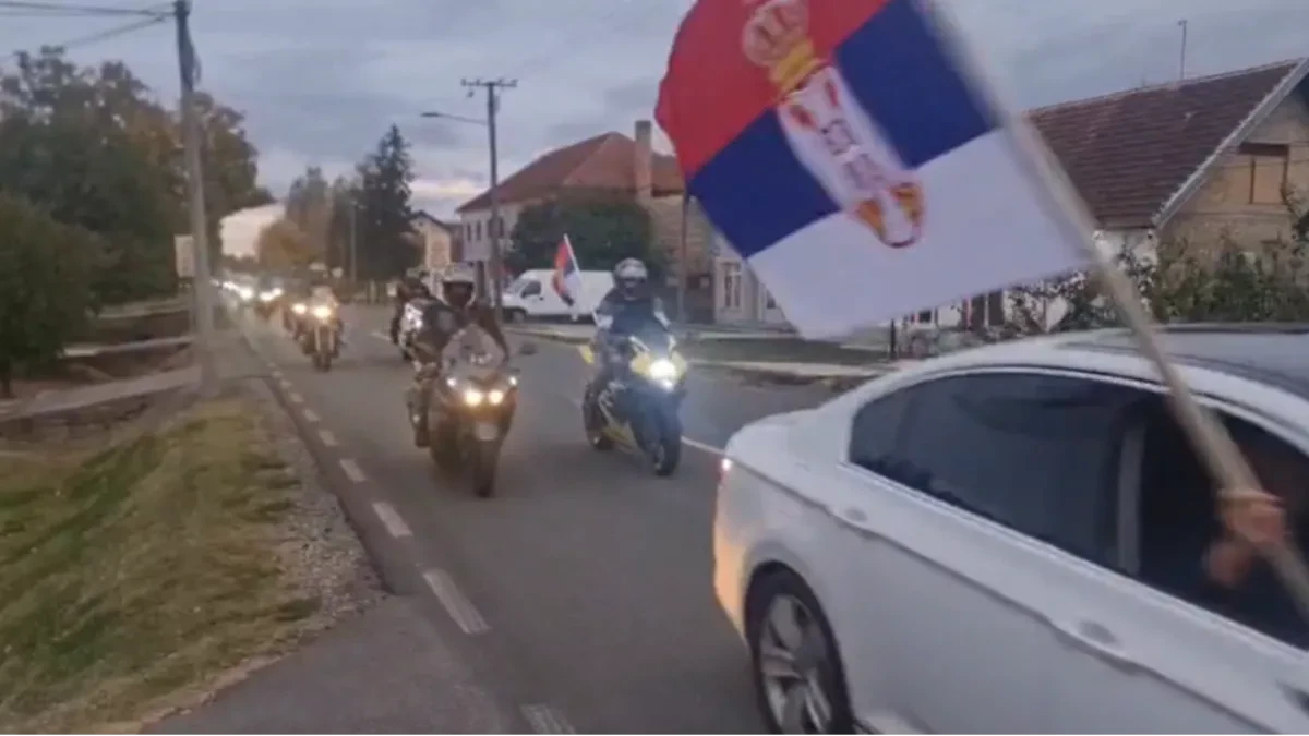 Kolone automobila i srpske trobojke zapalile Bač: Spektakularna podrška listi „Aleksandar Vučić – Ujedinjena Srbija“