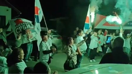 Senta na nogama uz listu „Aleksandar Vučić – Ujedinjena Srbija“! Srpske zastave, baklje i pesma na ulicama! (VIDEO)