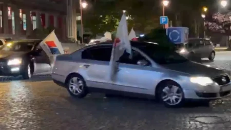 Dimitrovgrad u znaku srpskih zastava! Kolona automobila prošla centrom grada u znak podrške listi „Aleksandar Vučić – Ujedinjena Srbija“ (VIDEO)