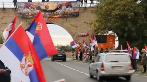 Kula u bojama srpske trobojke! Građani sa zastavama napravili špalir duž puta, snimak iz vazduha oduševljava (VIDEO)