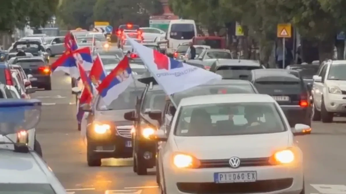 Kolona automobila sa srpskim zastavama prošla kroz Pirot! Građani pozdravljali učesnike, podrška listi „Aleksandar Vučić – Ujedinjena Srbija“ (VIDEO)