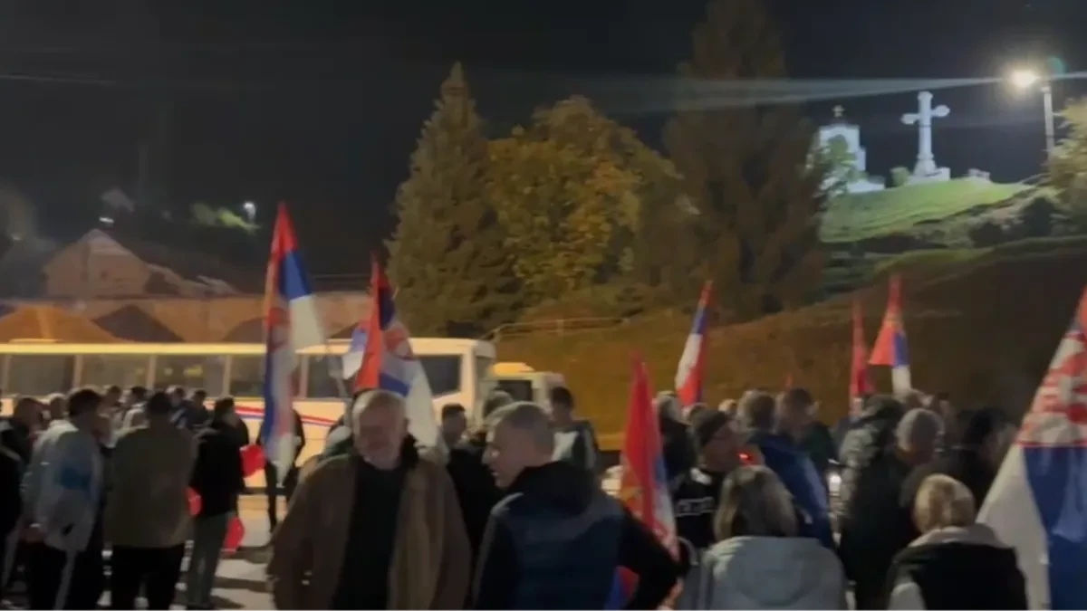 Mali Zvornik u bojama srpske trobojke! Građani izašli na ulice da podrže listu „Aleksandar Vučić – Ujedinjena Srbija“ (VIDEO)
