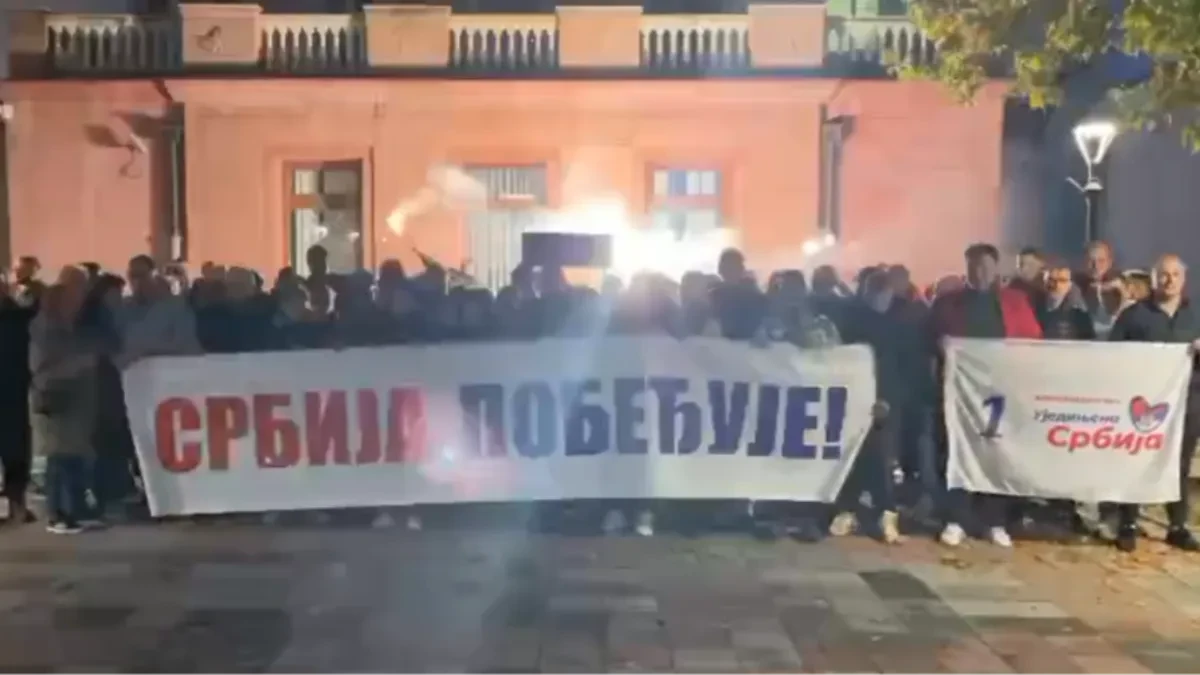 Lajkovac uz listu „Aleksandar Vučić – Ujedinjena Srbija“! Građani razvili ogroman transparent sa snažnom porukom: „Srbija pobeđuje!“ (VIDEO)