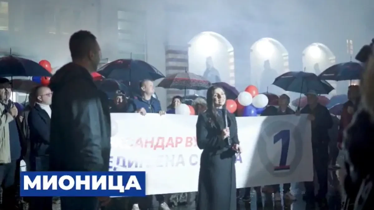 Ni kiša nije sprečila Mionicu: Baklje, vatromet i gromoglasna podrška listi „Aleksandar Vučić – Ujedinjena Srbija“ (VIDEO)
