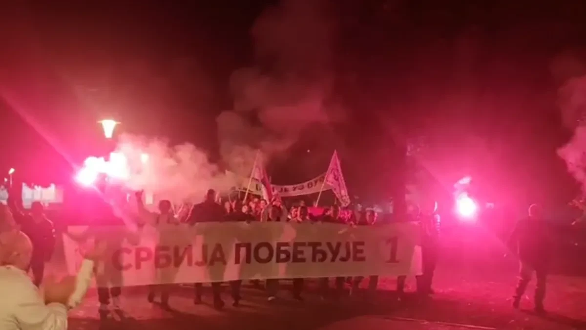 „Srbija pobeđuje!“ odjekuje Bačom! Građani sa trobojkama i bakljama prošetali ulicama uz listu „Aleksandar Vučić – Ujedinjena Srbija“ (VIDEO)