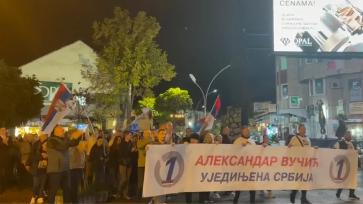 „Pobeda, pobeda!“ Odjekuje Novim Pazarom! Građani sa zastavama i velikim transparentom pružili podršku listi „Aleksandar Vučić – Ujedinjena Srbija“ (VIDEO)
