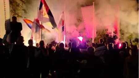 "Aco Srbine" odjekivalo Opovom: Veliki skup građana i bakljada uz podršku listi „Aleksandar Vučić – Ujedinjena Srbija“ (VIDEO)