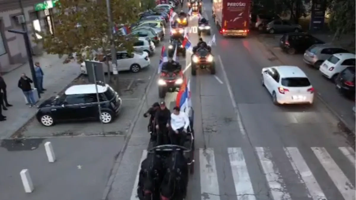 Žabalj priredio nesvakidašnji prizor! Kolona vozila prošla kroz grad, baklje osvetlile ulice u znak podrške listi „Aleksandar Vučić – Ujedinjena Srbija“ (VIDEO)