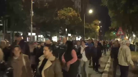 Pančevo zasijalo u crvenom! Baklje obasjale ulice, vijore se zastave u znak podrške listi „Aleksandar Vučić – Ujedinjena Srbija“ (VIDEO)