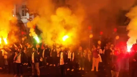 Upečatljive scene iz Bele Crkve! Građani sa zastavama i bakljama pružili podršku listi „Aleksandar Vučić – Ujedinjena Srbija“ (VIDEO)