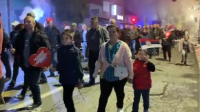 Ustala Osečin! Roditelji sa decom izašli na ulice da podrže listu „Aleksandar Vučić – Ujedinjena Srbija“ (VIDEO)
