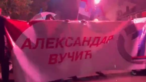 Vrnjačka Banja poslala poruku pod kišobranima! Srpske zastave i baklje na skupu podrške listi „Aleksandar Vučić – Ujedinjena Srbija“ (VIDEO)