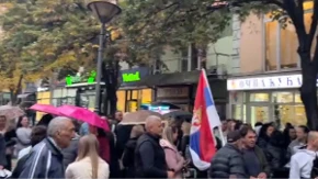 Kišobrani i srpske trobojke u centru Prokuplja! Građani se okupili u znak podrške listi „Aleksandar Vučić – Ujedinjena Srbija“ (VIDEO)