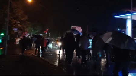 Ni kiša nije zaustavila Merošinu! Građani pod kišobranima prošetali u znak podrške listi „Aleksandar Vučić – Ujedinjena Srbija“ (VIDEO)