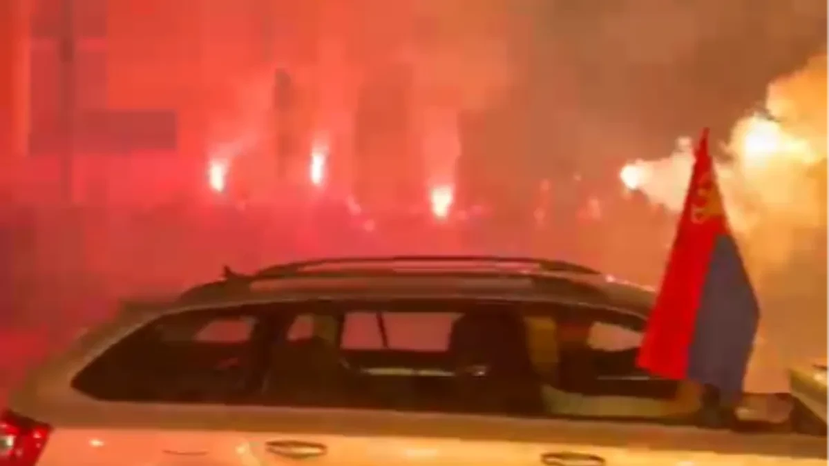 Suboticom prošla kolona automobila sa srpskim zastavama! Baklje i crveni dim obeležili podršku listi „Aleksandar Vučić – Ujedinjena Srbija“ (VIDEO)