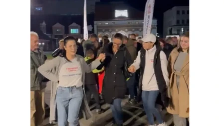 Zaigralo se kolo u centru Zaječara! Građani se uhvatili za ruke i zaplesali u znak podrške listi „Aleksandar Vučić – Ujedinjena Srbija“ (VIDEO)