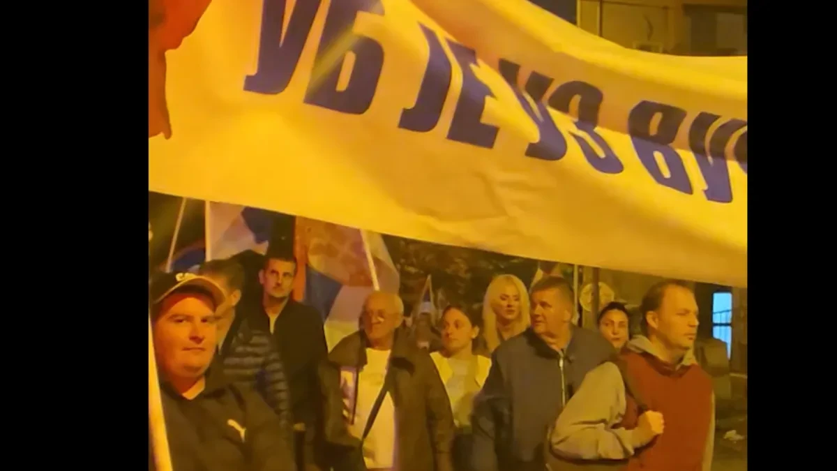 Srpske trobojke zavijorile se Ubom! Građani izašli na ulice da podrže listu „Aleksandar Vučić – Ujedinjena Srbija“ (VIDEO)