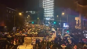 Spektakularne scene u Novom Sadu! Nepregledna kolona građana, srpske trobojke na sve strane: Veliki skup podrške listi „Aleksandar Vučić – Ujedinjena Srbija“ (VIDEO)