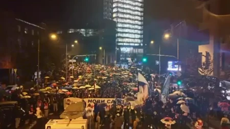 Spektakularne scene u Novom Sadu! Nepregledna kolona građana, srpske trobojke na sve strane: Veliki skup podrške listi „Aleksandar Vučić – Ujedinjena Srbija“ (VIDEO)