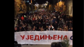 Spektakularne scene u Zrenjaninu! Kolona građana ispunila gradsku ulicu, veliki transparent „Ujedinjena Srbija“ na čelu povorke (VIDEO)