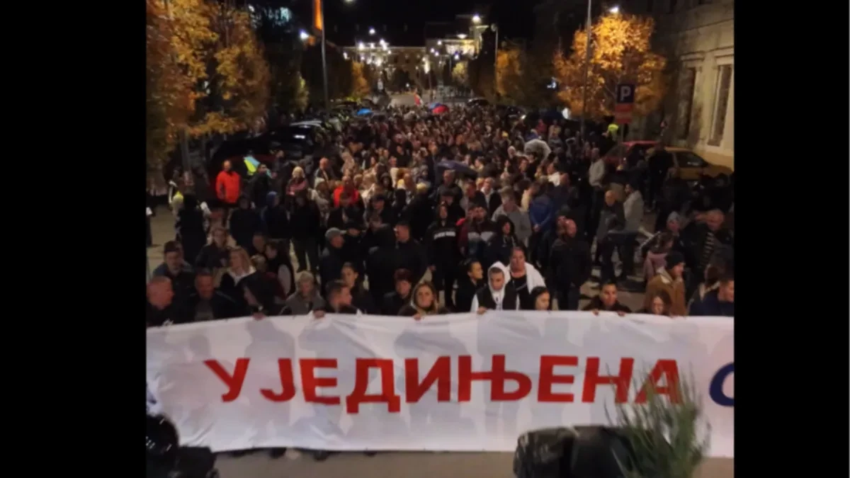 Spektakularne scene u Zrenjaninu! Kolona građana ispunila gradsku ulicu, veliki transparent „Ujedinjena Srbija“ na čelu povorke (VIDEO)