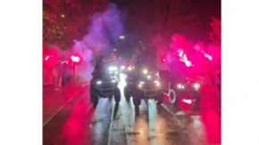 Bačka Palanka pod srpskim trobojkama! Baklje, kolona građana i crvena svetlost obeležili skup podrške „Ujedinjenoj Srbiji“ (VIDEO)