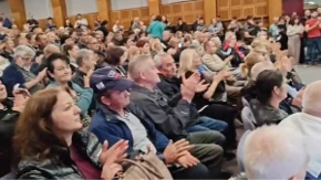 Puna sala u Vladičinom Hanu! Građani aplauzom pozdravili govornike na skupu podrške listi „Aleksandar Vučić – Ujedinjena Srbija“ (VIDEO)