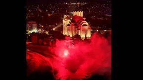 Veličanstvene scene iz Valjeva! Grad gori u crvenom sjaju baklji – Snažna podrška listi „Aleksandar Vučić – Ujedinjena Srbija“! (VIDEO)