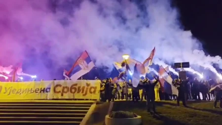 „Ruzmarin“ odjekuje Novim Bečejom! Zastave, baklje i spektakularni prizori sa skupa podrške listi „Aleksandar Vučić – Ujedinjena Srbija“ (VIDEO)
