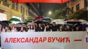 Niš uz listu broj 1! Uprkos kiši, reka građana na ulicama uz pesmu „Veseli se srpski rode“ (VIDEO)