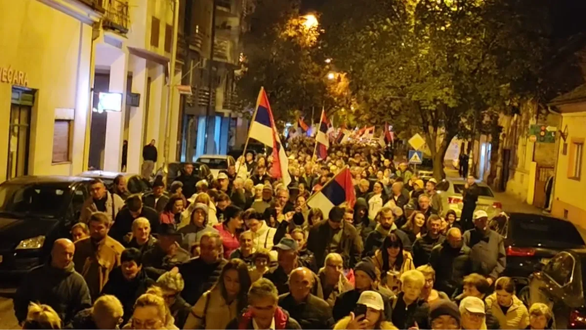 Ruma poslala snažnu poruku pred izbore! Duga kolona građana sa srpskim trobojkama prošla ulicama grada (VIDEO)