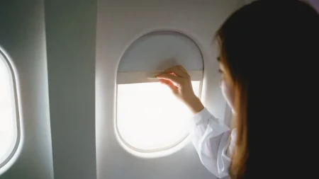 Da li ste primetili da se prozori u avionu ne nalaze u ravni sa svakim sedištem? Evo zbog čega je to tako