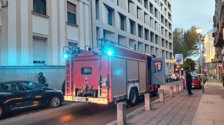 Požar u stanu na Vračaru, vatrogasci spasili dve osobe!
