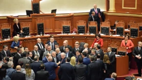 Izazivali nerede na sednici: Suspendovano šest albanskih poslanika