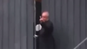 Snimak iz Italije zapalio mreže! Sveštenik usred haosa pokazao srednji prst demonstrantima (VIDEO)
