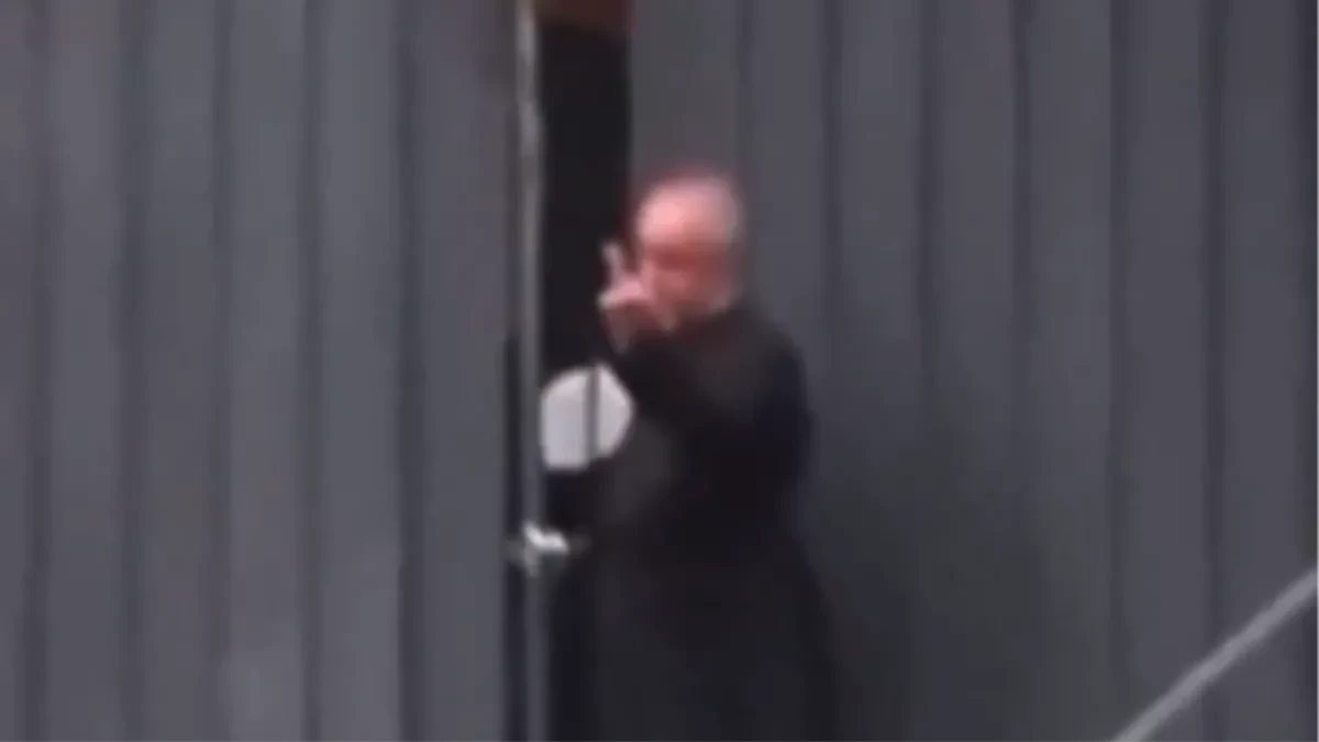 Snimak iz Italije zapalio mreže! Sveštenik usred haosa pokazao srednji prst demonstrantima (VIDEO)