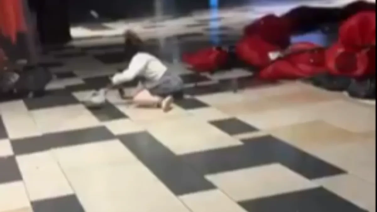 Jezivi prizori sa Tajvana: Tajfun nosi ljude po ulicama, ima mrtvih (VIDEO)