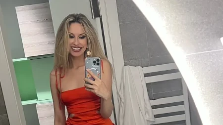 Rada Manojlović se uslikala u miniću! Ljudi u šoku kada čuju koliko ima godina 
