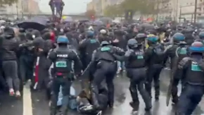 Maskirani nasilnici krenuli da razbijaju sve pred sobom, policija ih žestoko rasterala! Palice, suzavac i vodeni topovi na ulicama Pariza (VIDEO)