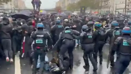 Maskirani nasilnici krenuli da razbijaju sve pred sobom, policija ih žestoko rasterala! Palice, suzavac i vodeni topovi na ulicama Pariza (VIDEO)