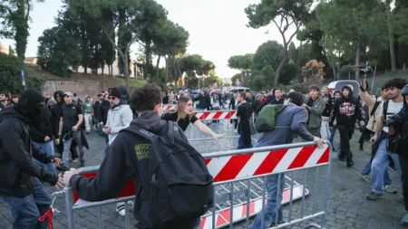 Dramatične scene u Rimu: Demonstranti udarili na policiju, usledio žestok odgovor