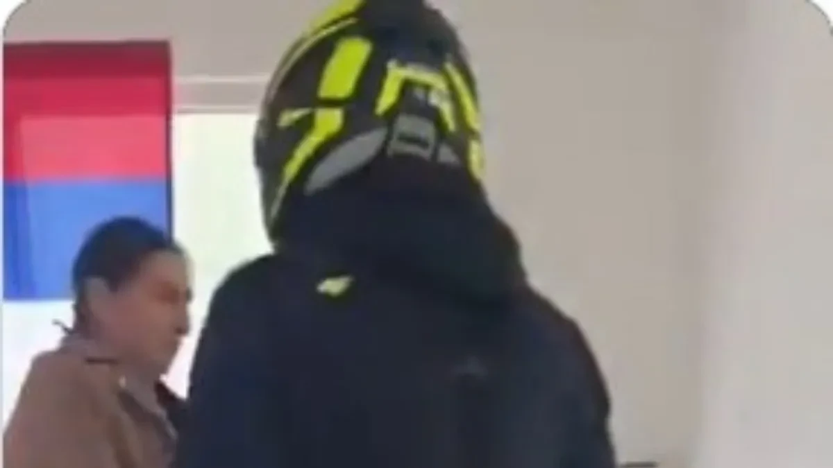 Huligani sa štanglama upali u kol centar SNS-a! (VIDEO)