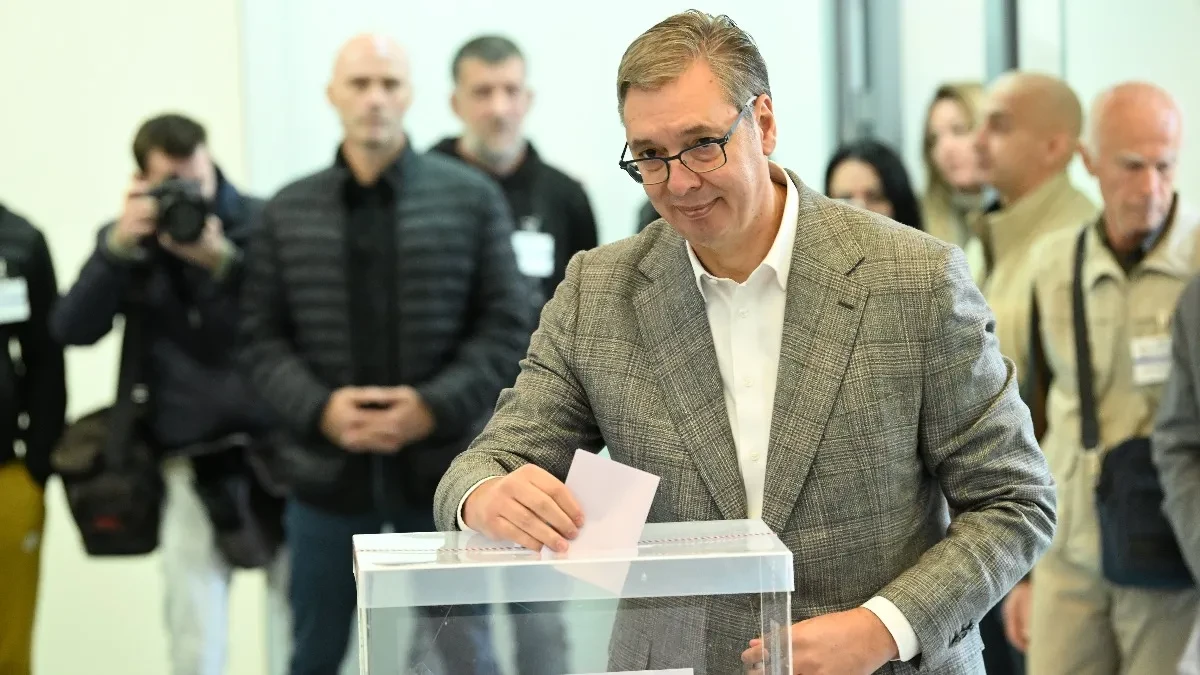 Čekao u redu satima: Vučić glasao na biračkom mestu na Novom Beogradu