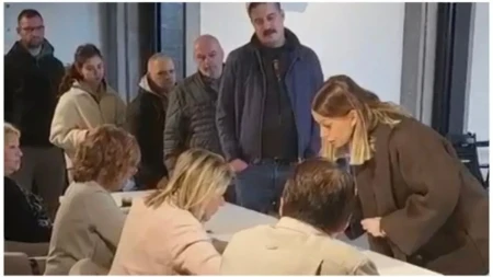 Ministarka privrede u tehničkom mandatu Adrijana Mesarović glasala u Novom Sadu: Čekala tri sada u redu sa građanima!