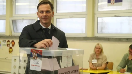 Član biračkog odbora prekršio sve zakone! Pogledajte šta radi u momentu kada Siniša Mali obavlja građansku dužnost (FOTO)