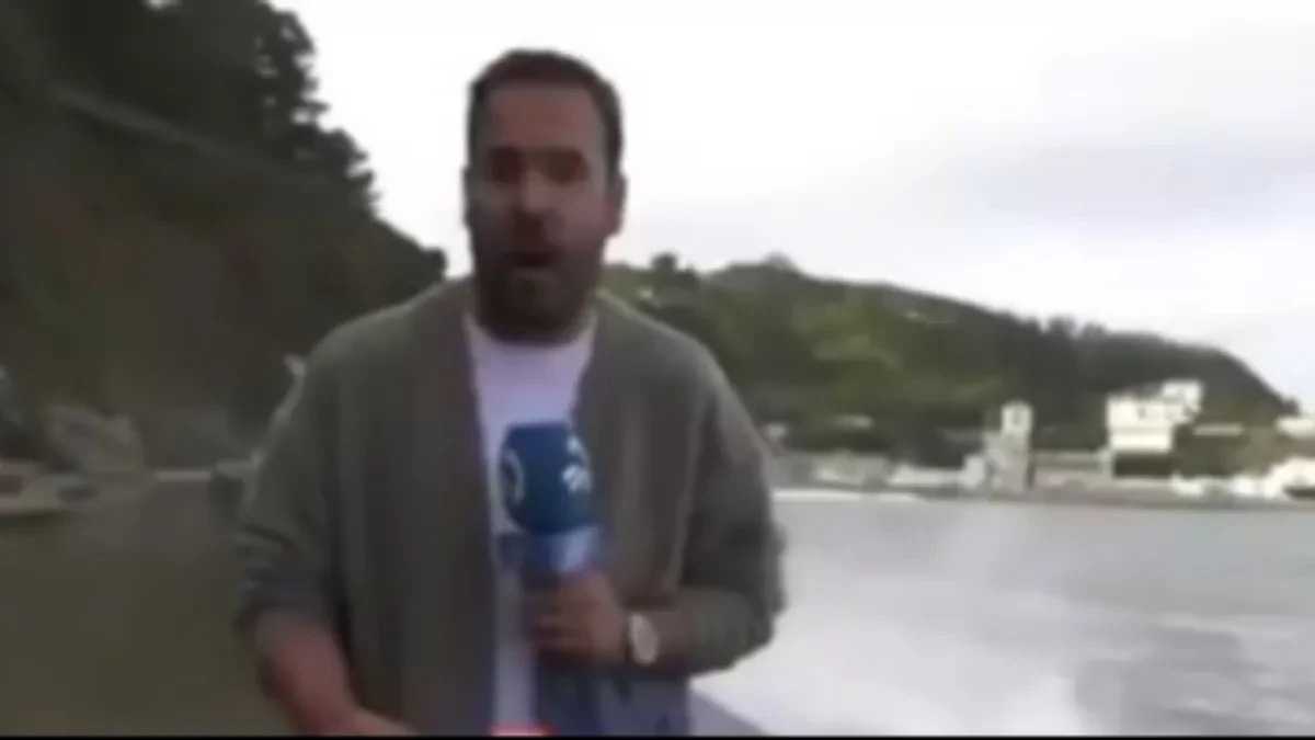 TV reporter izveštavao o vremenu u blizini mora, pa doživeo pravi šok: Snimak iz Španije obišao svet