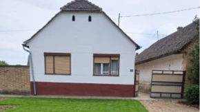 Kuća u Vojvodini prodaje se za 25.500 evra: Ima dve spavaće sobe, veliko dvorište i pomoćne objekte, a cena nije fiksna